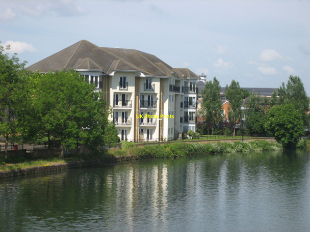 Photo 6"x4" Thames Court Reading c2006