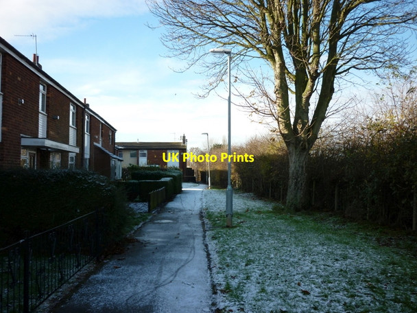 Photo 6"x4" A footpath at Jipdane on Orchard Park Estate Cottingham\/TA0432 c2010