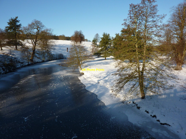 Photo 6"x4" The Derwent at Chatsworth, frozen Dunsa c2010