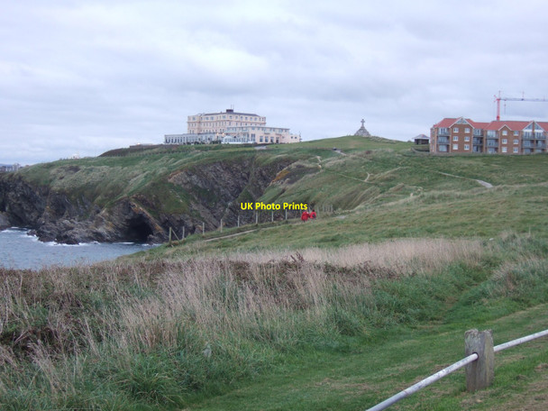 Photo 6"x4" Newquay - the War Memorial, Atlantic Hotel on left Newquay\/SW8161 c2009