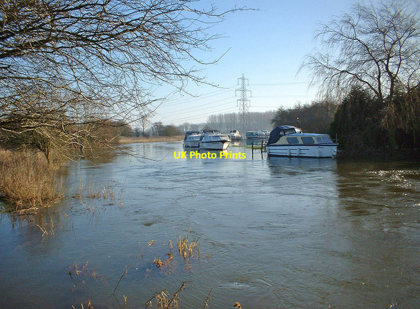 Photo 6"x4" Moored boats on a flooded River Thames Buckland Marsh c2003
