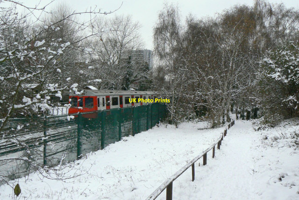 Photo 6"x4" Richmond line train Chiswick c2010