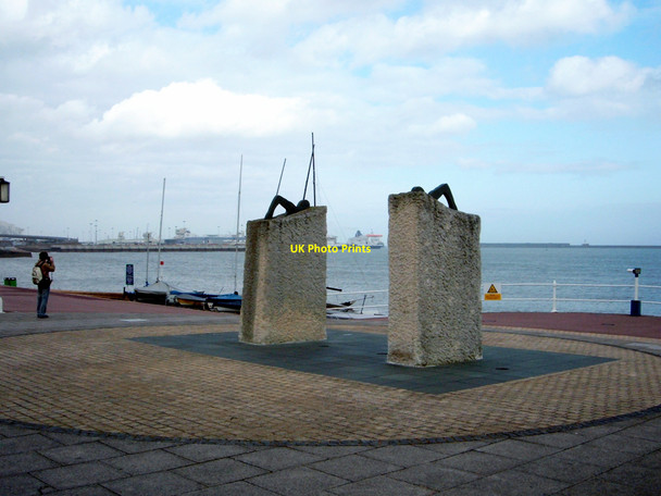 Photo 6"x4" Dover, Channel Swimmer's Monument Dover\/TR3141 c2006