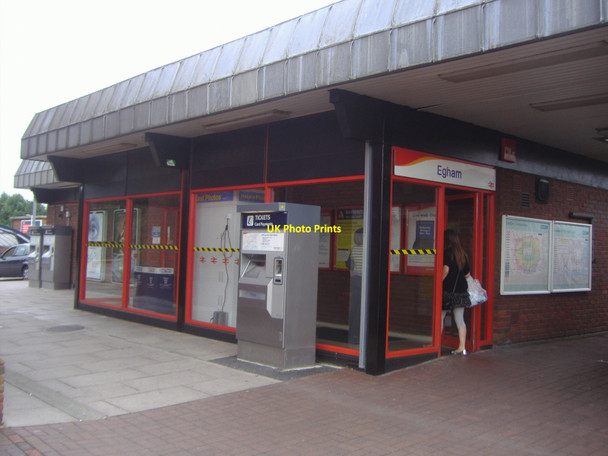 Photo 6"x4" Egham station Egham c2008