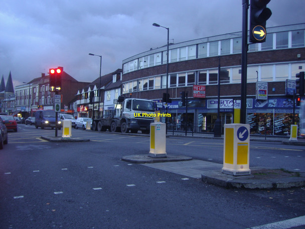 Photo 6"x4" Shops on the A1000 Barnet Barnet c2008