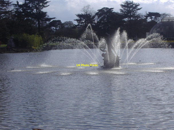 Photo 6"x4" Fountain in Kew Gardens pond Brentford c2010