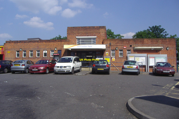 Photo 6"x4" Worcester Park railway station New Malden c2008