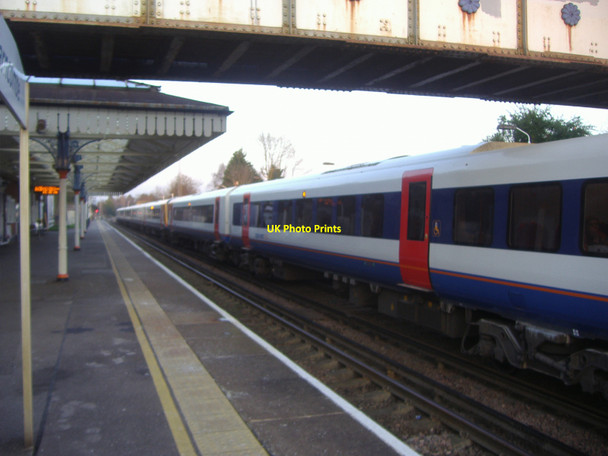 Photo 6"x4" Train passing through Farncombe station Godalming c2008 P1