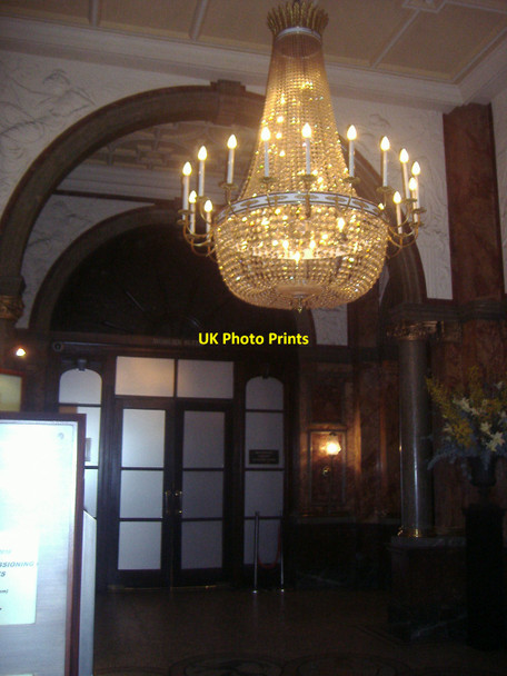 Photo 6"x4" Chandelier in foyer, Hotel Russell London c2010