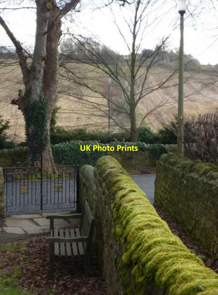 Photo 6"x4" A corner of the churchyard Shirebrook c2011