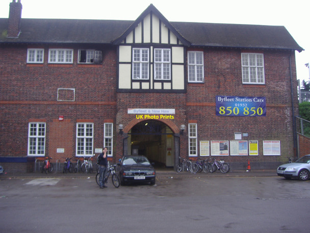 Photo 6"x4" Byfleet & New Haw station Addlestone c2008