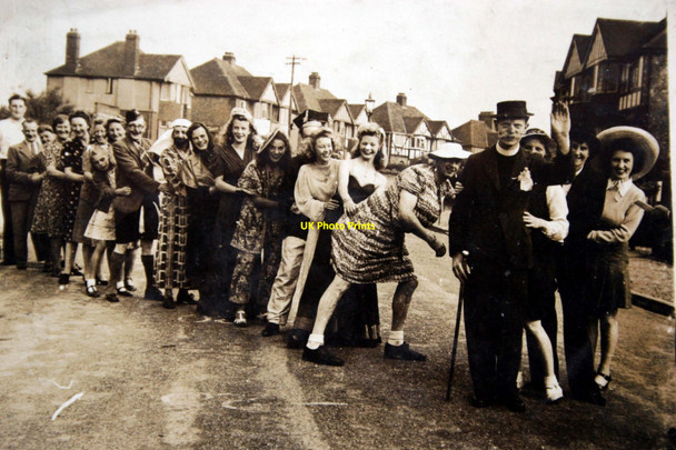 Photo 6"x4" VE Day conga, Skelcher Road Shirley\/SP1279 c1945