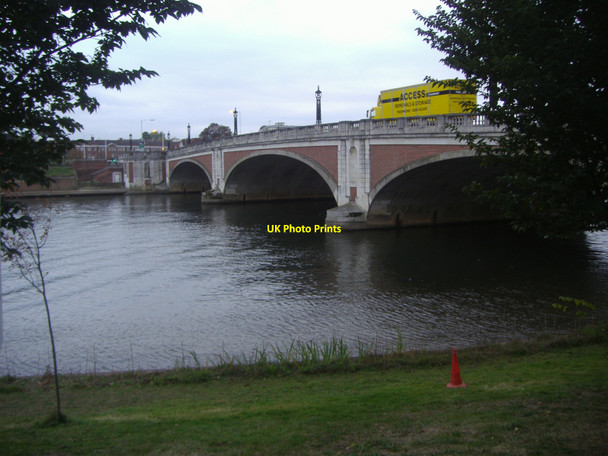 Photo 6"x4" Hampton Court Bridge Surbiton c2008