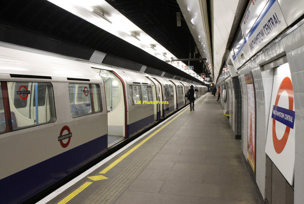 Photo 6"x4" Walthamstow Central Underground Station Walthamstow c2011