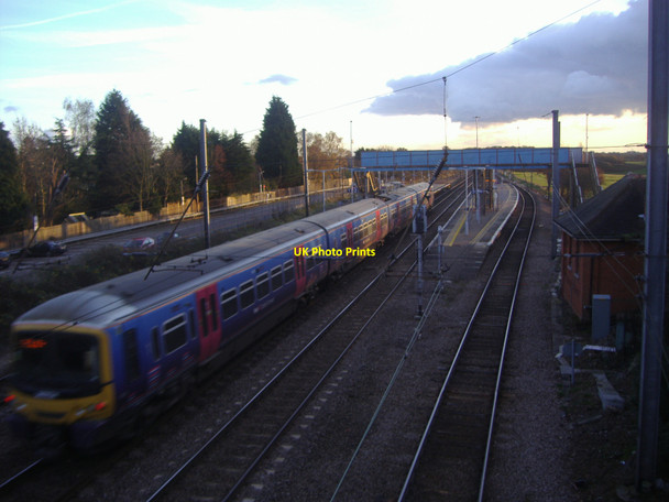 Photo 6"x4" Train passing through Brookmans Park station Brookmans Park c2008