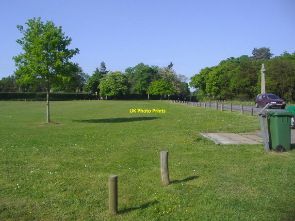 Photo 6"x4" The village green at Millbridge Millbridge c2009