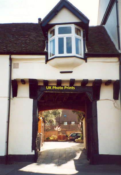 Photo 6"x4" Entrance to a yard, High Street, Baldock Baldock c2001