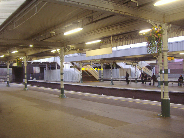 Photo 6"x4" Streatham Common station platforms Streatham c2009