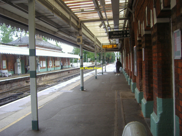 Photo 6"x4" Leatherhead station platform Leatherhead c2008