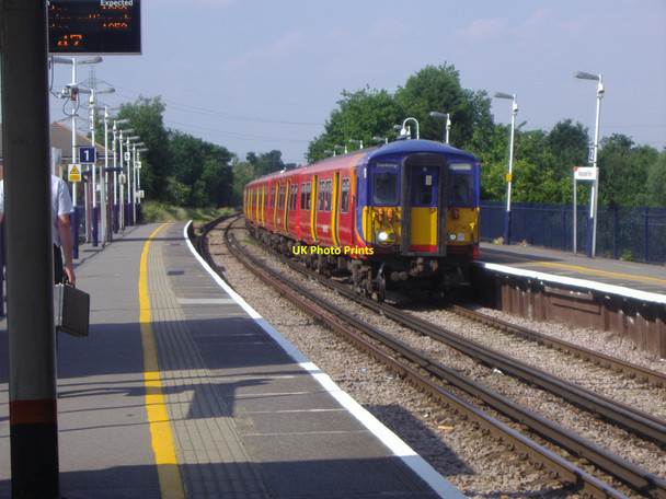 Photo 6"x4" Train at Worcester Park station New Malden c2008