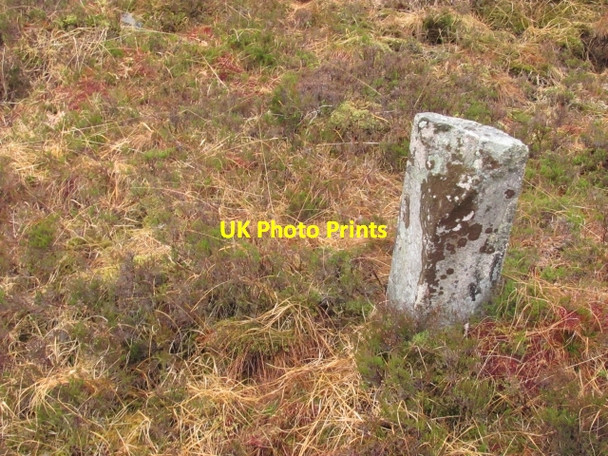 Photo 6"x4" Milestone, Cluanie Loch Cluanie\/NH0811 c2011