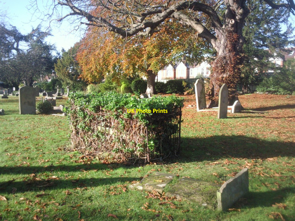 Photo 6"x4" Old Mortlake Burial Ground Barnes c2010 P1