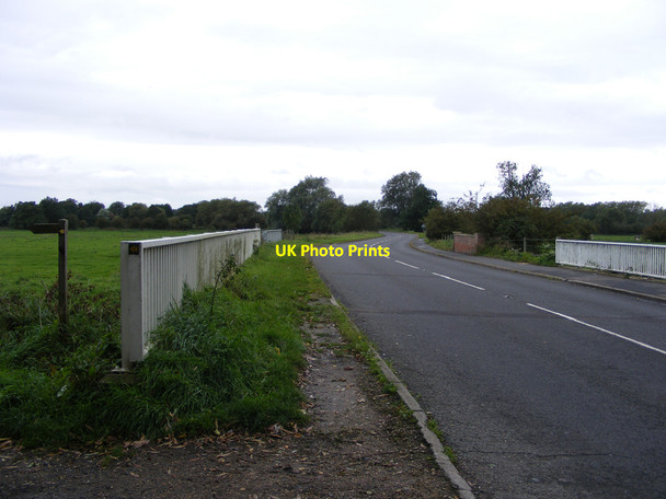 Photo 6"x4" Roaring Arch Bridge and Earsham Dam Bungay c2010