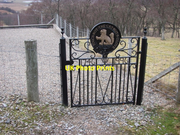 Photo 6"x4" Gate, Cluny MacPherson Monument Etteridge c2011