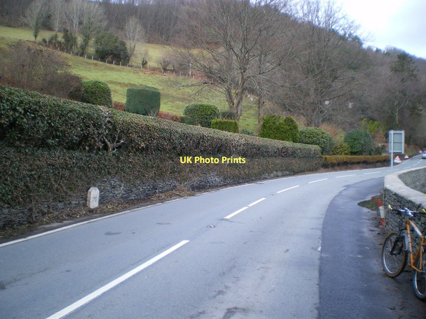 Photo 6"x4" The Penrhyn Dyfi (Mach 1) milestone in its setting Machynlleth c2011