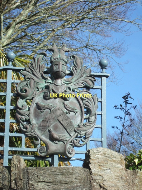 Photo 6"x4" The crest on the gatepost at Overbeck's Salcombe c2011