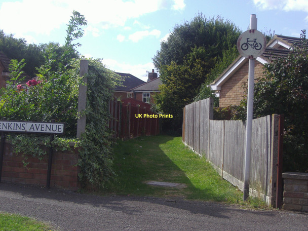 Photo 6"x4" Footpath off Jenkins Avenue, Bricket Wood Bricket Wood c2009