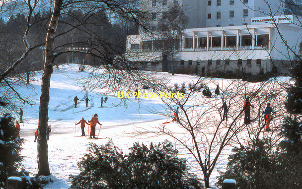 Photo 6"x4" The Aviemore Centre, Outside The Strathspey Hotel Aviemore c1977