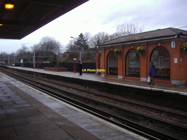 Photo 6"x4" Hatch End station Pinner c2008 P1