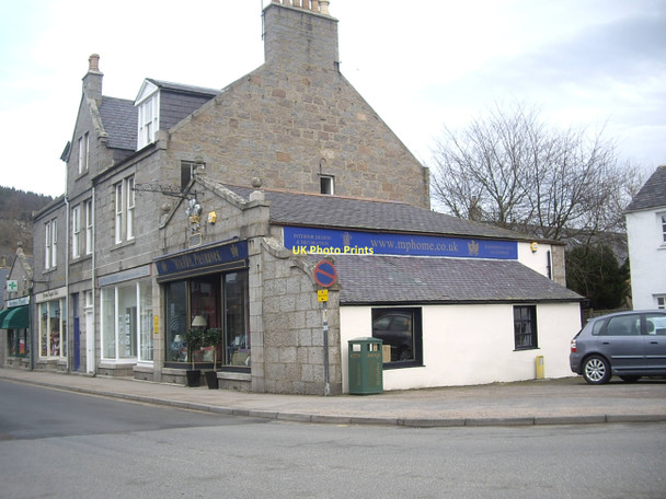 Photo 6"x4" A Bridge Street shop in Ballater Ballater c2011