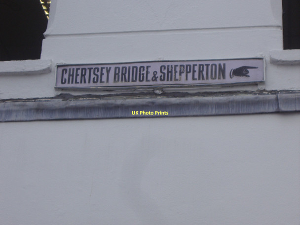 Photo 6"x4" Old fingerpost on building on London Street Chertsey c2009