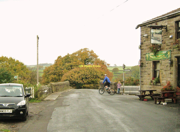 Photo 6"x4" The Top Lock public house and the Top Lock Bridge Johnson's Hillock c2010