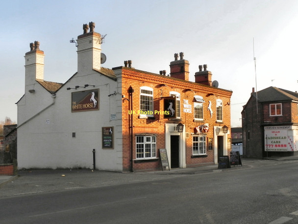 Photo 6"x4" The White Horse Irlam c2011