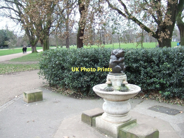 Photo 6"x4" The Two Bears Drinking Fountain Paddington\/TQ2681 c2011