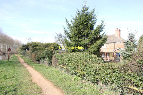Photo 6"x4" Cottage over the hedge Ufton Green c2011