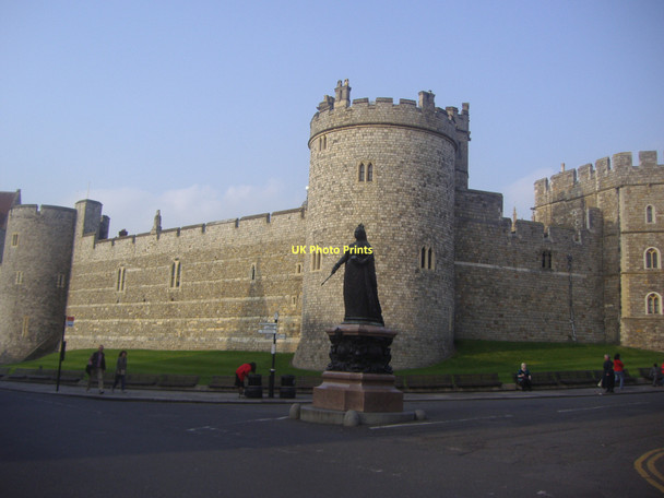 Photo 6"x4" Windsor Castle and memorial Windsor\/SU9676 c2011