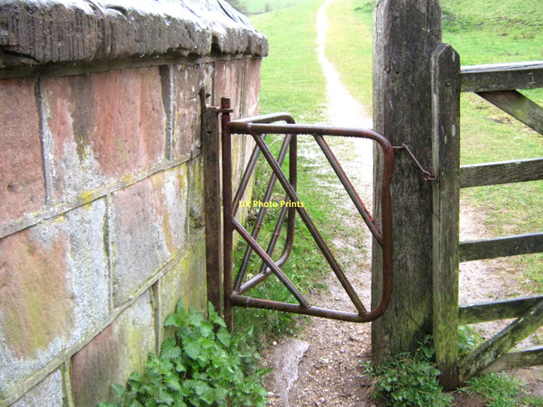 Photo 6"x4" A non-kissing gate perhaps? Leek\/SJ9856 c2011