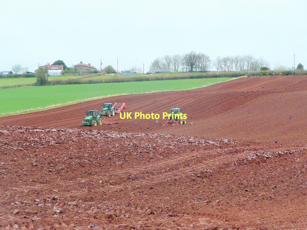 Photo 6"x4" Planting spuds on Linton Hill Linton Hill\/SO6624 c2011
