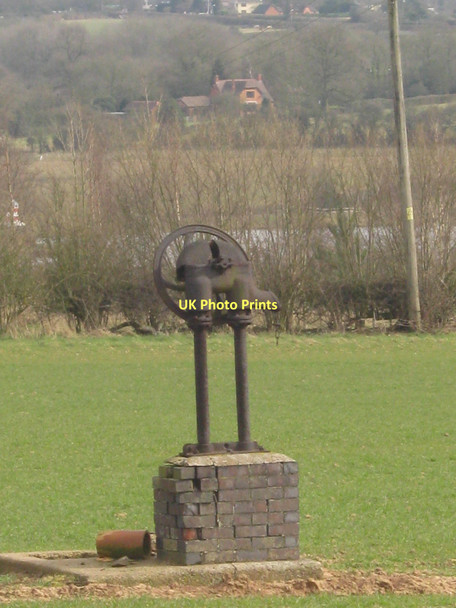 Photo 6"x4" Old Water Pump Chapel Green\/SP2685 c2011