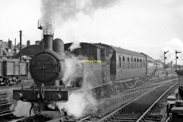 Photo 6"x4" A Holiday express from Derby proceeds from Yarmouth (Beach) station on its last leg to Lowestoft Great Yarmouth c1951