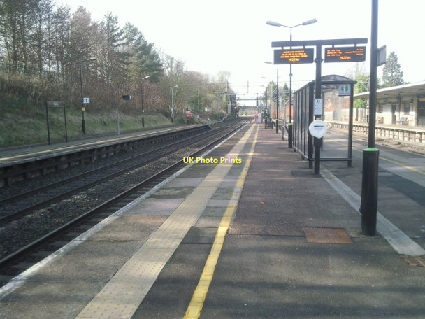 Photo 6"x4" View down the line at Apsley station Nash Mills c2011