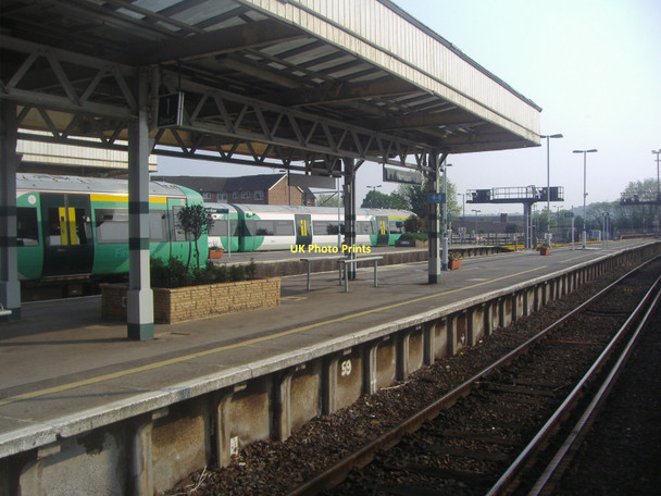 Photo 6"x4" Horsham station platform Horsham\/TQ1731 c2011