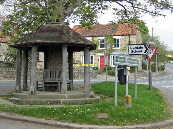 Photo 6"x4" Shelter and bus stop, Nawton Beadlam c2011