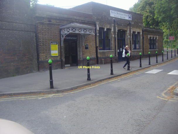 Photo 6"x4" Rear entrance to Berkhamsted station Berkhamsted c2011