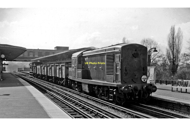 Photo 6"x4" East Finchley Station, with Diesel on local goods Finchley c1962
