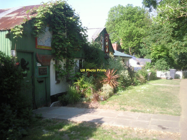 Photo 6"x4" On Eel Pie Island Twickenham c2011